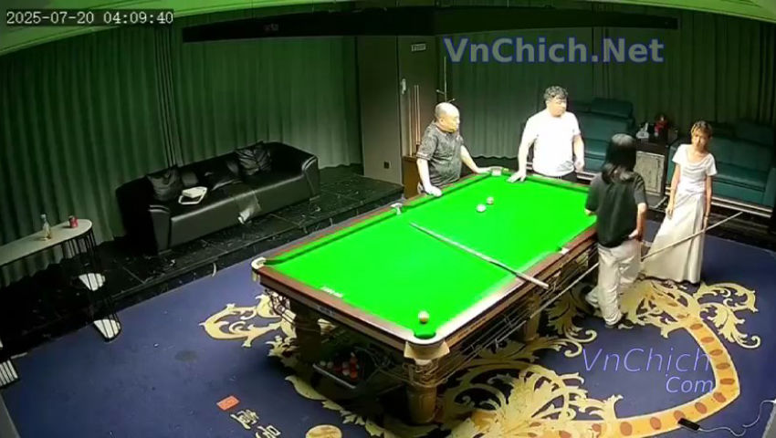 Bida ăn chịch. Thua thì bị bạn chịch vợ mình, thật không thể tin được