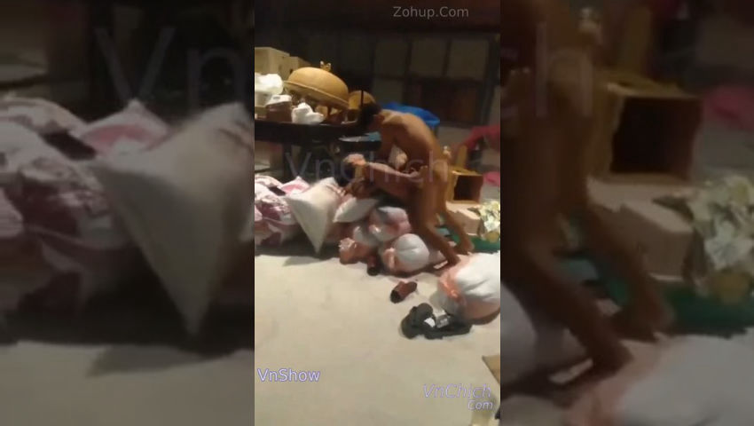 Đi làm ca đêm mới đi mua li café về đã thấy cặp đôi đè nhau ra đụ rồi