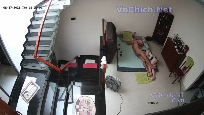 Hack Camera đúng nhà của em gái dáng ngon đang bú cu cho Cha Dượng